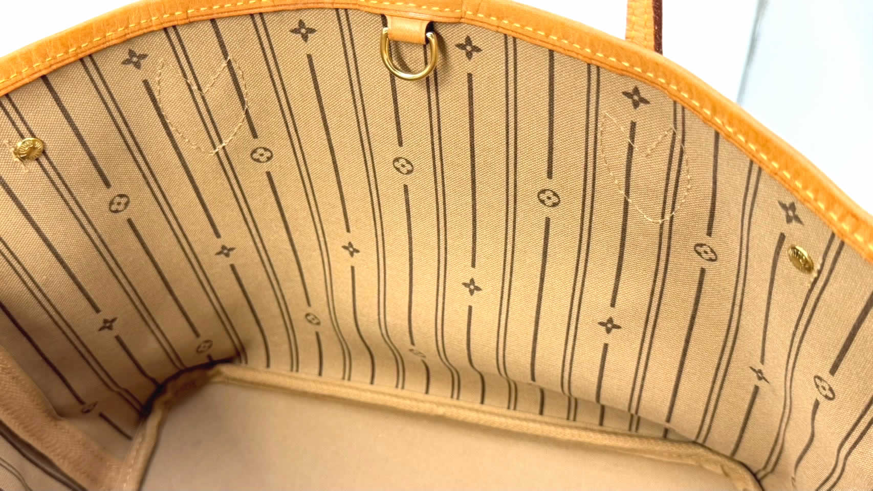 LOUIS VUITTON M41245 バッグの内側下部も汚れなし
