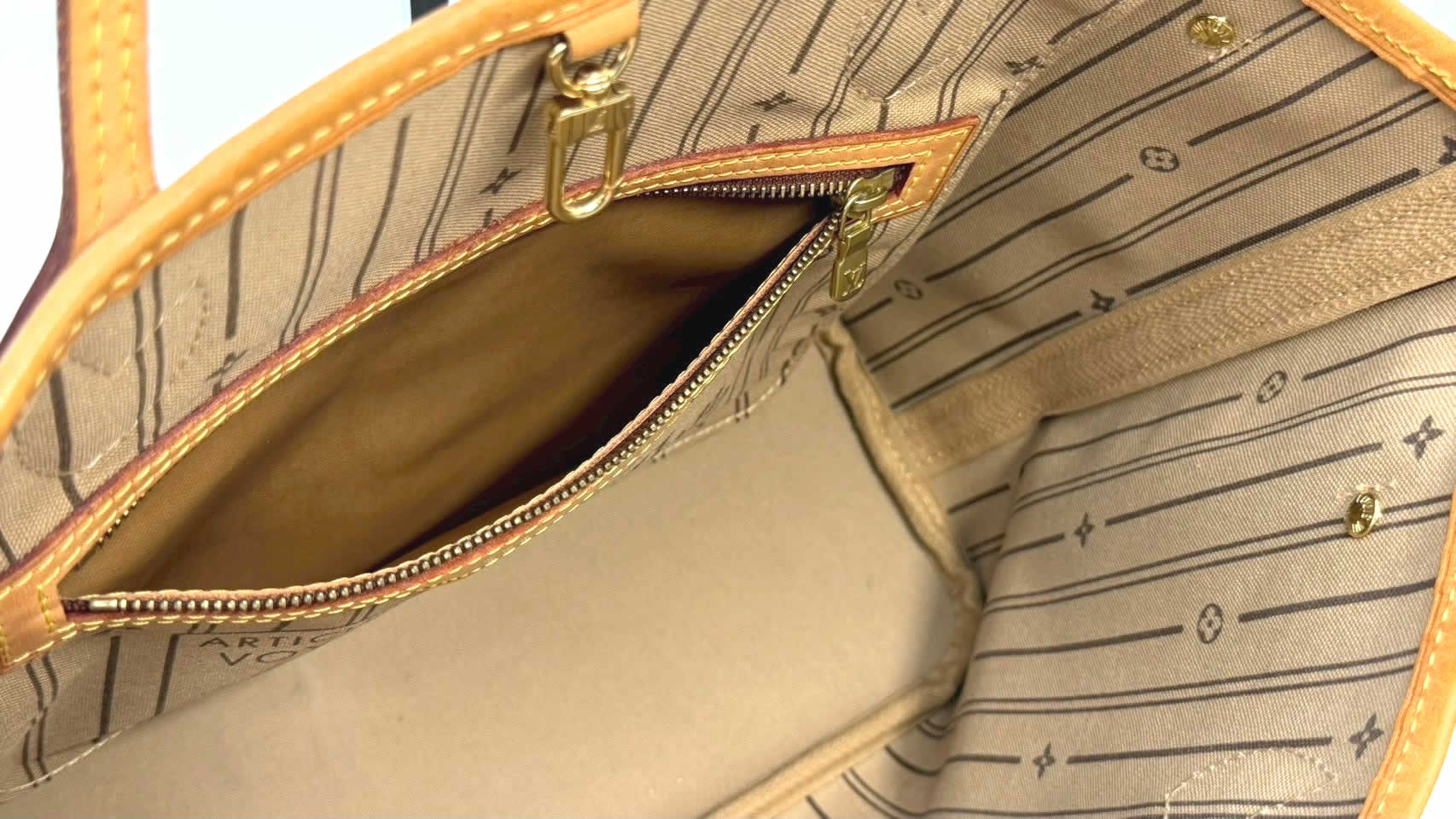 LOUIS VUITTON M41245 バッグは収納も充分です