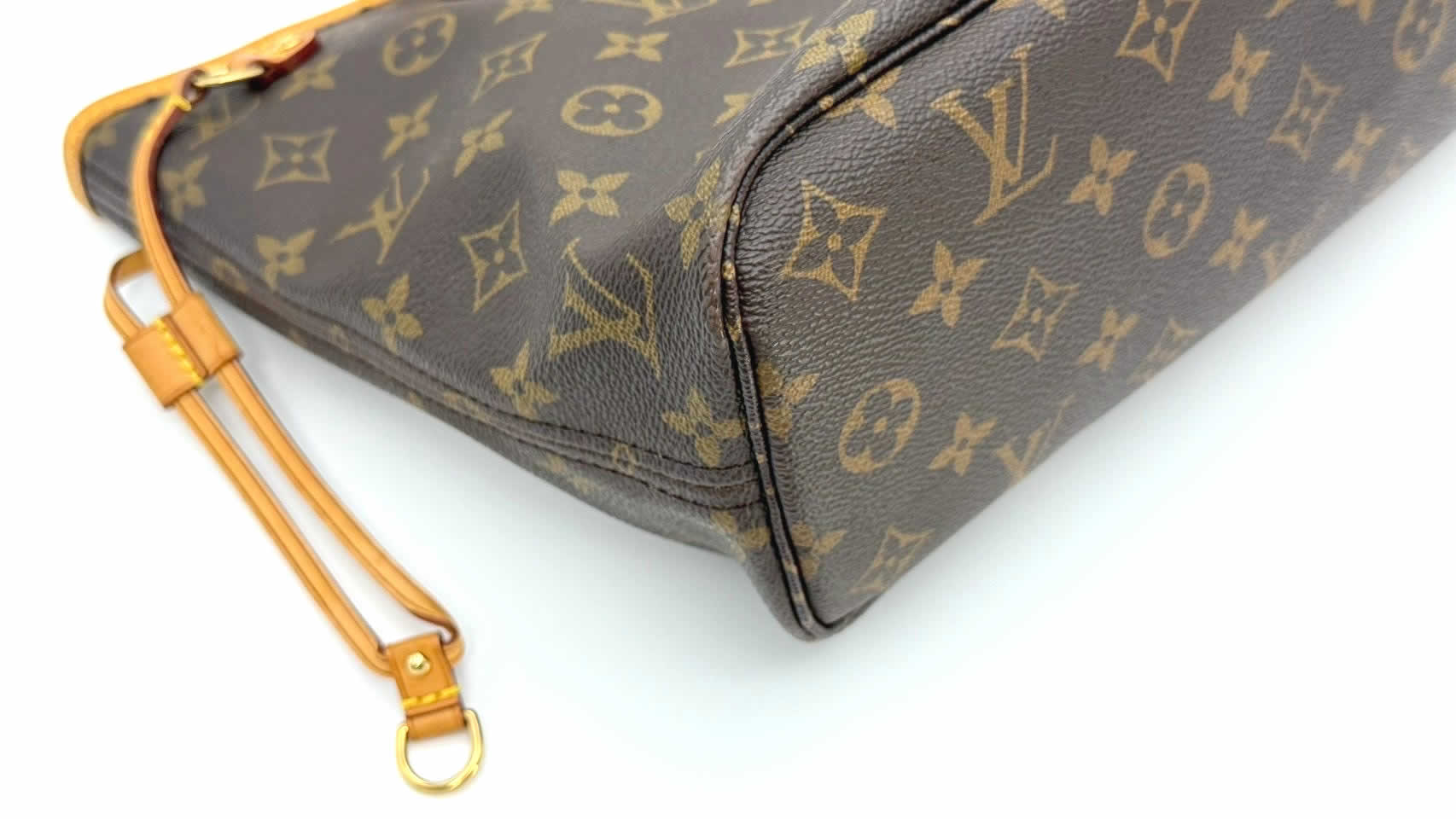 LOUIS VUITTON M41245 バッグの底も殆どキズがありません